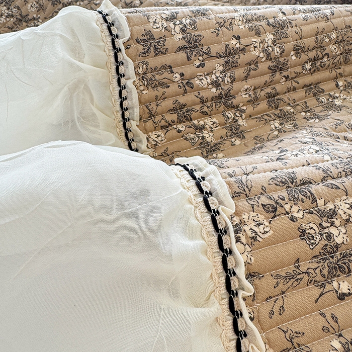 91家纺网 家纺一手货源 找家纺 蓝邻家纺 2025春夏新款全棉纯棉双层纱织带款床盖-场景二 床盖-漫步花丛