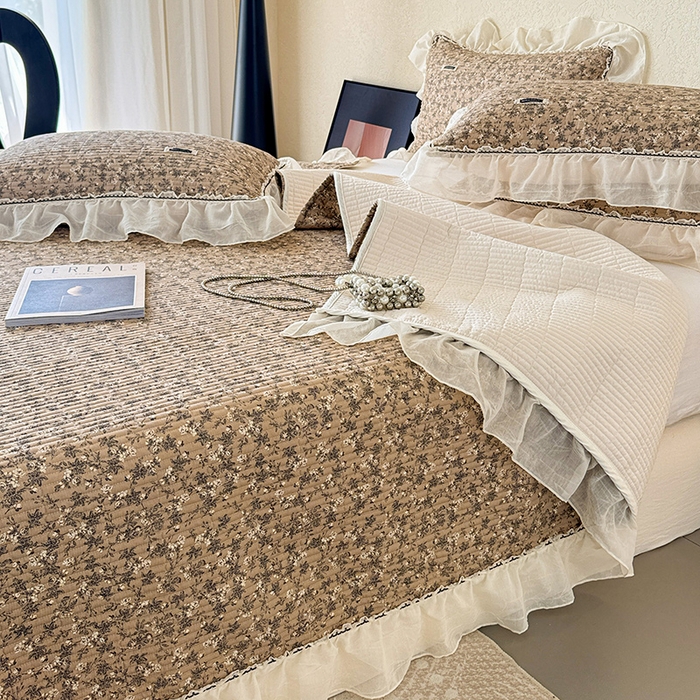 91家纺网 家纺一手货源 找家纺 蓝邻家纺 2025春夏新款全棉纯棉双层纱织带款床盖-场景二 床盖-漫步花丛