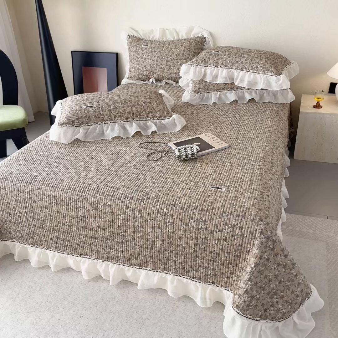 91家纺网 家纺一手货源 找家纺 蓝邻家纺 2025春夏新款全棉纯棉双层纱织带款床盖-场景二 床盖-漫步花丛