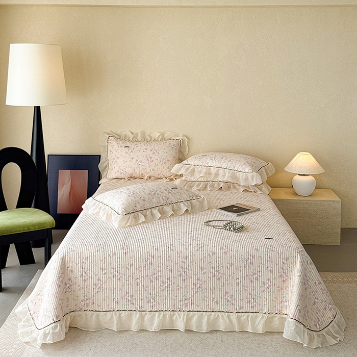 91家纺网 家纺一手货源 找家纺 蓝邻家纺 2025春夏新款全棉纯棉双层纱织带款床盖-场景二 床盖-暖暖花香-黄