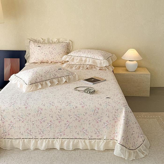 91家纺网 家纺一手货源 找家纺 蓝邻家纺 2025春夏新款全棉纯棉双层纱织带款床盖-场景二 床盖-暖暖花香-黄