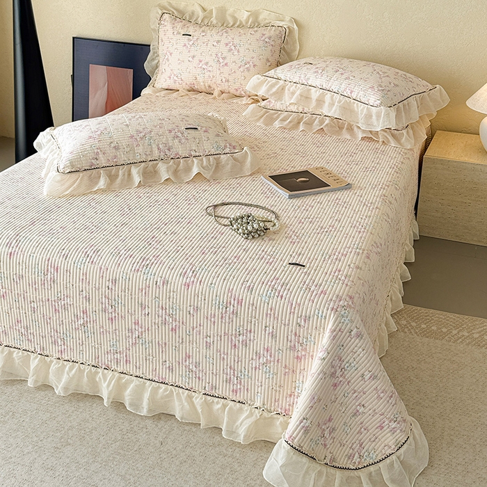 91家纺网 家纺一手货源 找家纺 蓝邻家纺 2025春夏新款全棉纯棉双层纱织带款床盖-场景二 床盖-暖暖花香-黄