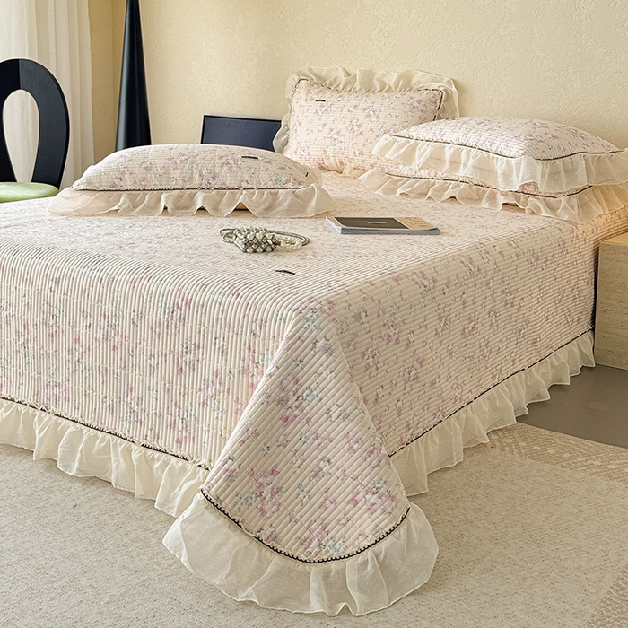 91家纺网 家纺一手货源 找家纺 蓝邻家纺 2025春夏新款全棉纯棉双层纱织带款床盖-场景二 床盖-暖暖花香-黄