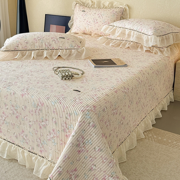 91家纺网 家纺一手货源 找家纺 蓝邻家纺 2025春夏新款全棉纯棉双层纱织带款床盖-场景二 床盖-暖暖花香-黄