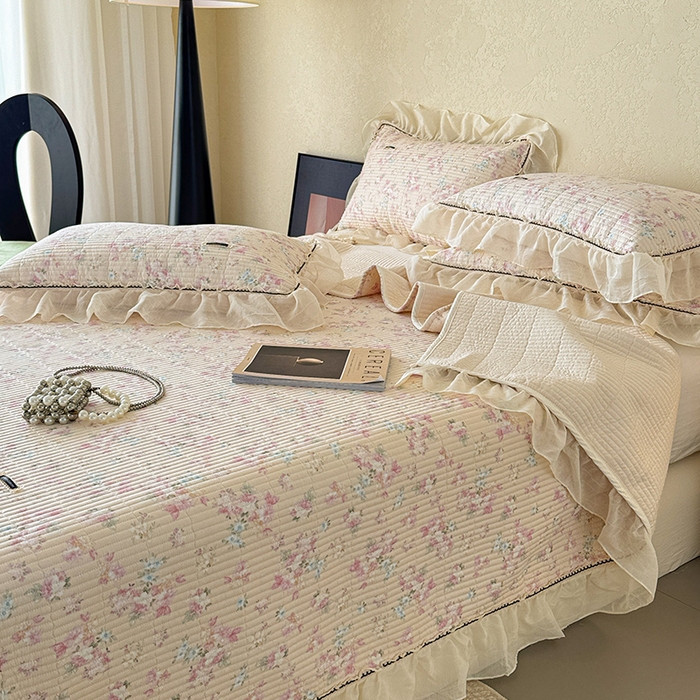 91家纺网 家纺一手货源 找家纺 蓝邻家纺 2025春夏新款全棉纯棉双层纱织带款床盖-场景二 床盖-暖暖花香-黄