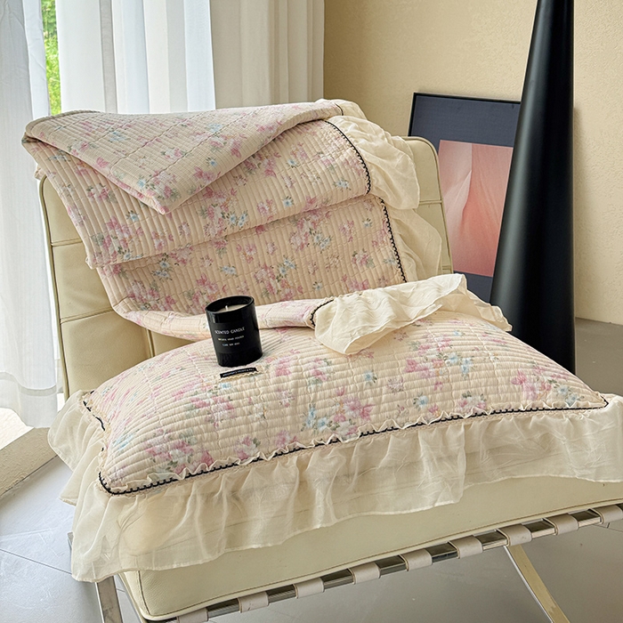 91家纺网 家纺一手货源 找家纺 蓝邻家纺 2025春夏新款全棉纯棉双层纱织带款床盖-场景二 床盖-暖暖花香-黄