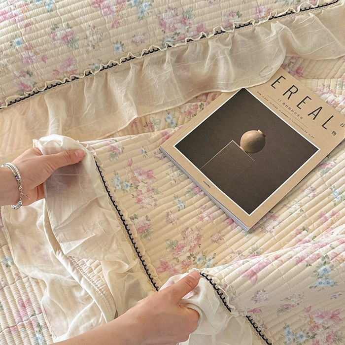 91家纺网 家纺一手货源 找家纺 蓝邻家纺 2025春夏新款全棉纯棉双层纱织带款床盖-场景二 床盖-暖暖花香-黄