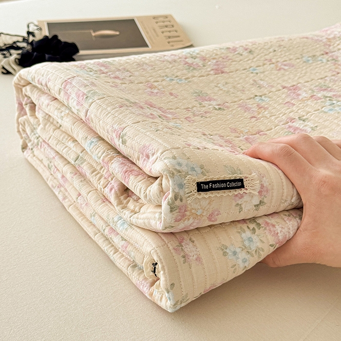 91家纺网 家纺一手货源 找家纺 蓝邻家纺 2025春夏新款全棉纯棉双层纱织带款床盖-场景二 床盖-暖暖花香-黄