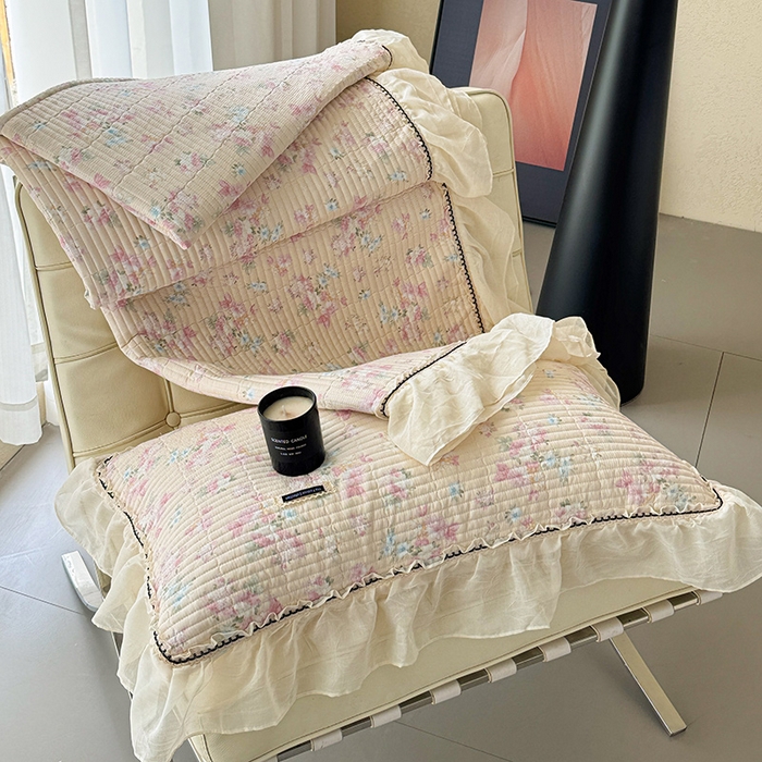 91家纺网 家纺一手货源 找家纺 蓝邻家纺 2025春夏新款全棉纯棉双层纱织带款床盖-场景二 床盖-暖暖花香-黄