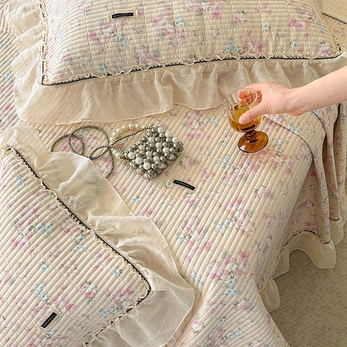 91家纺网 家纺一手货源 找家纺 蓝邻家纺 2025春夏新款全棉纯棉双层纱织带款床盖-场景二 床盖-暖暖花香-黄