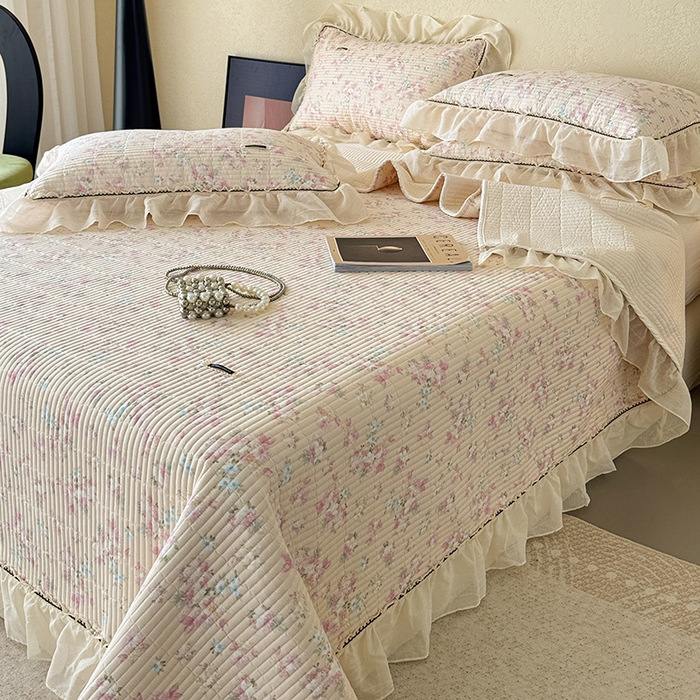 91家纺网 家纺一手货源 找家纺 蓝邻家纺 2025春夏新款全棉纯棉双层纱织带款床盖-场景二 床盖-暖暖花香-黄