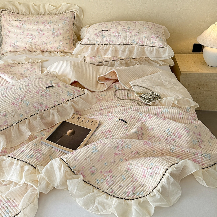 91家纺网 家纺一手货源 找家纺 蓝邻家纺 2025春夏新款全棉纯棉双层纱织带款床盖-场景二 床盖-暖暖花香-黄