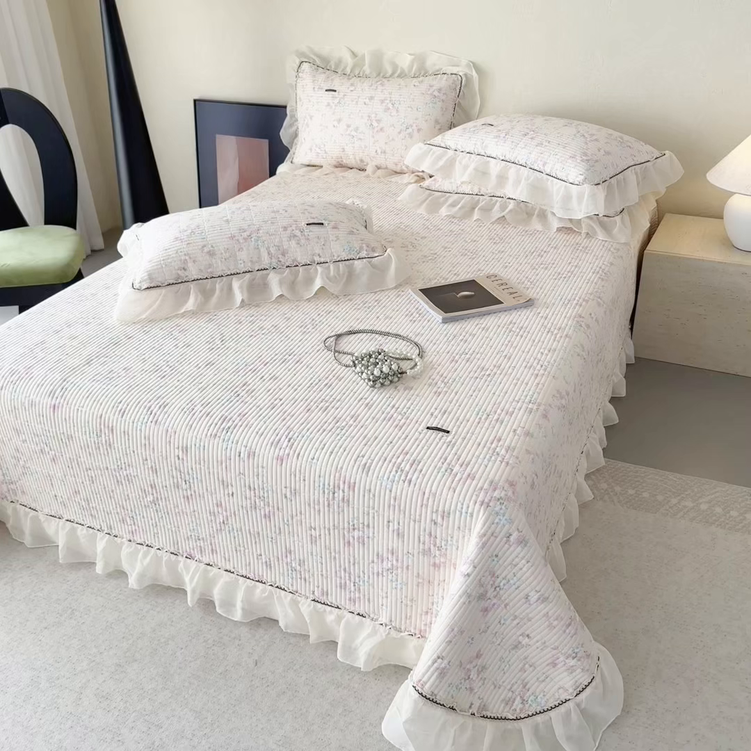 91家纺网 家纺一手货源 找家纺 蓝邻家纺 2025春夏新款全棉纯棉双层纱织带款床盖-场景二 床盖-暖暖花香-黄