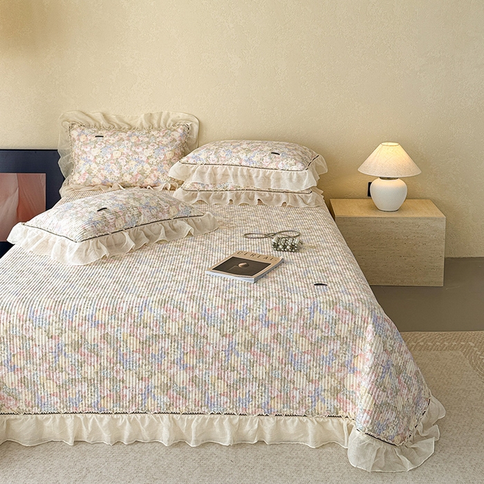 91家纺网 家纺一手货源 找家纺 蓝邻家纺 2025春夏新款全棉纯棉双层纱织带款床盖-场景二 床盖-暖阳绿意