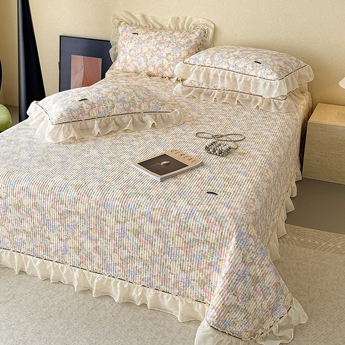 91家纺网 家纺一手货源 找家纺 蓝邻家纺 2025春夏新款全棉纯棉双层纱织带款床盖-场景二 床盖-暖阳绿意