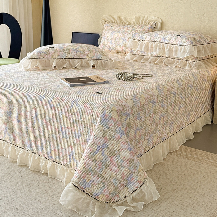 91家纺网 家纺一手货源 找家纺 蓝邻家纺 2025春夏新款全棉纯棉双层纱织带款床盖-场景二 床盖-暖阳绿意