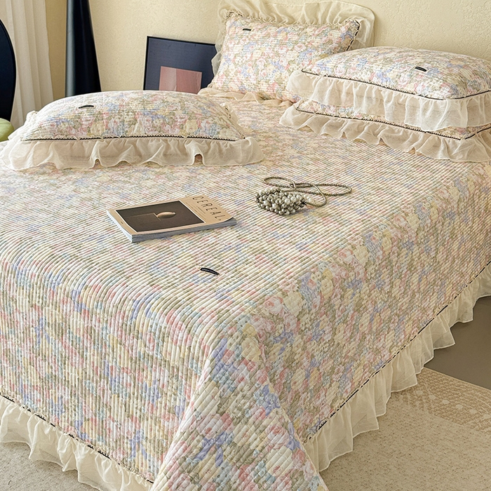 91家纺网 家纺一手货源 找家纺 蓝邻家纺 2025春夏新款全棉纯棉双层纱织带款床盖-场景二 床盖-暖阳绿意