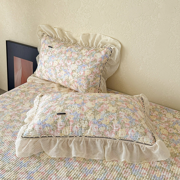 91家纺网 家纺一手货源 找家纺 蓝邻家纺 2025春夏新款全棉纯棉双层纱织带款床盖-场景二 床盖-暖阳绿意