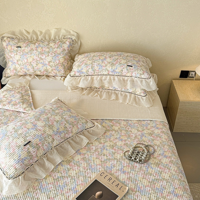 91家纺网 家纺一手货源 找家纺 蓝邻家纺 2025春夏新款全棉纯棉双层纱织带款床盖-场景二 床盖-暖阳绿意