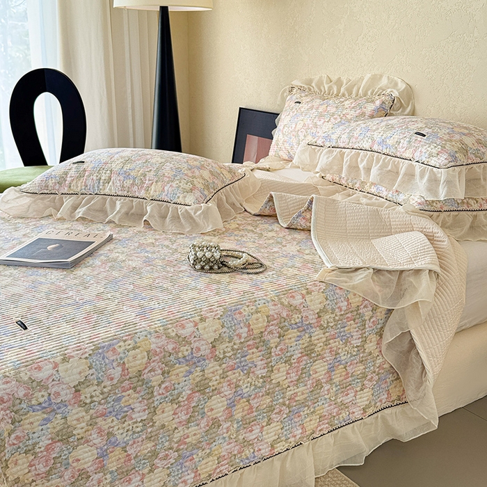 91家纺网 家纺一手货源 找家纺 蓝邻家纺 2025春夏新款全棉纯棉双层纱织带款床盖-场景二 床盖-暖阳绿意