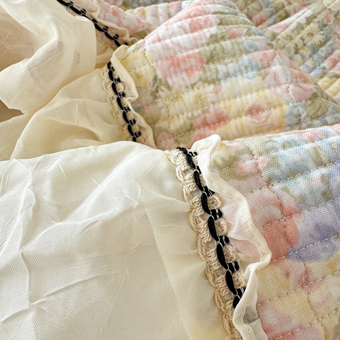 91家纺网 家纺一手货源 找家纺 蓝邻家纺 2025春夏新款全棉纯棉双层纱织带款床盖-场景二 床盖-暖阳绿意