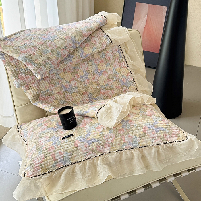 91家纺网 家纺一手货源 找家纺 蓝邻家纺 2025春夏新款全棉纯棉双层纱织带款床盖-场景二 床盖-暖阳绿意