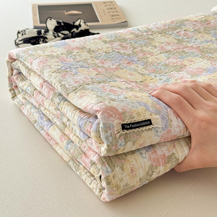 91家纺网 家纺一手货源 找家纺 蓝邻家纺 2025春夏新款全棉纯棉双层纱织带款床盖-场景二 床盖-暖阳绿意