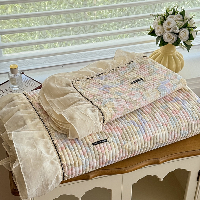 91家纺网 家纺一手货源 找家纺 蓝邻家纺 2025春夏新款全棉纯棉双层纱织带款床盖-场景二 床盖-暖阳绿意