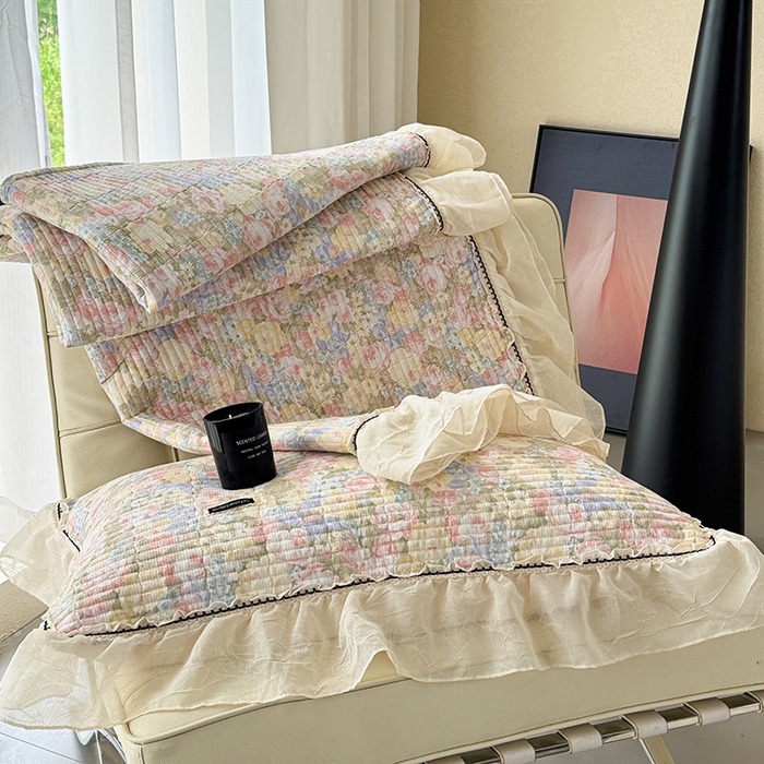 91家纺网 家纺一手货源 找家纺 蓝邻家纺 2025春夏新款全棉纯棉双层纱织带款床盖-场景二 床盖-暖阳绿意