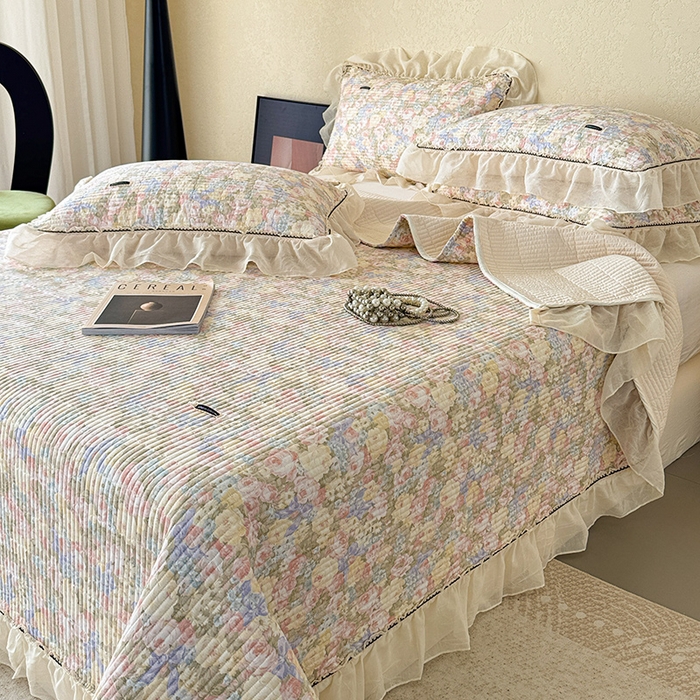 91家纺网 家纺一手货源 找家纺 蓝邻家纺 2025春夏新款全棉纯棉双层纱织带款床盖-场景二 床盖-暖阳绿意