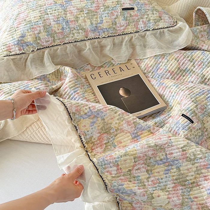 91家纺网 家纺一手货源 找家纺 蓝邻家纺 2025春夏新款全棉纯棉双层纱织带款床盖-场景二 床盖-暖阳绿意