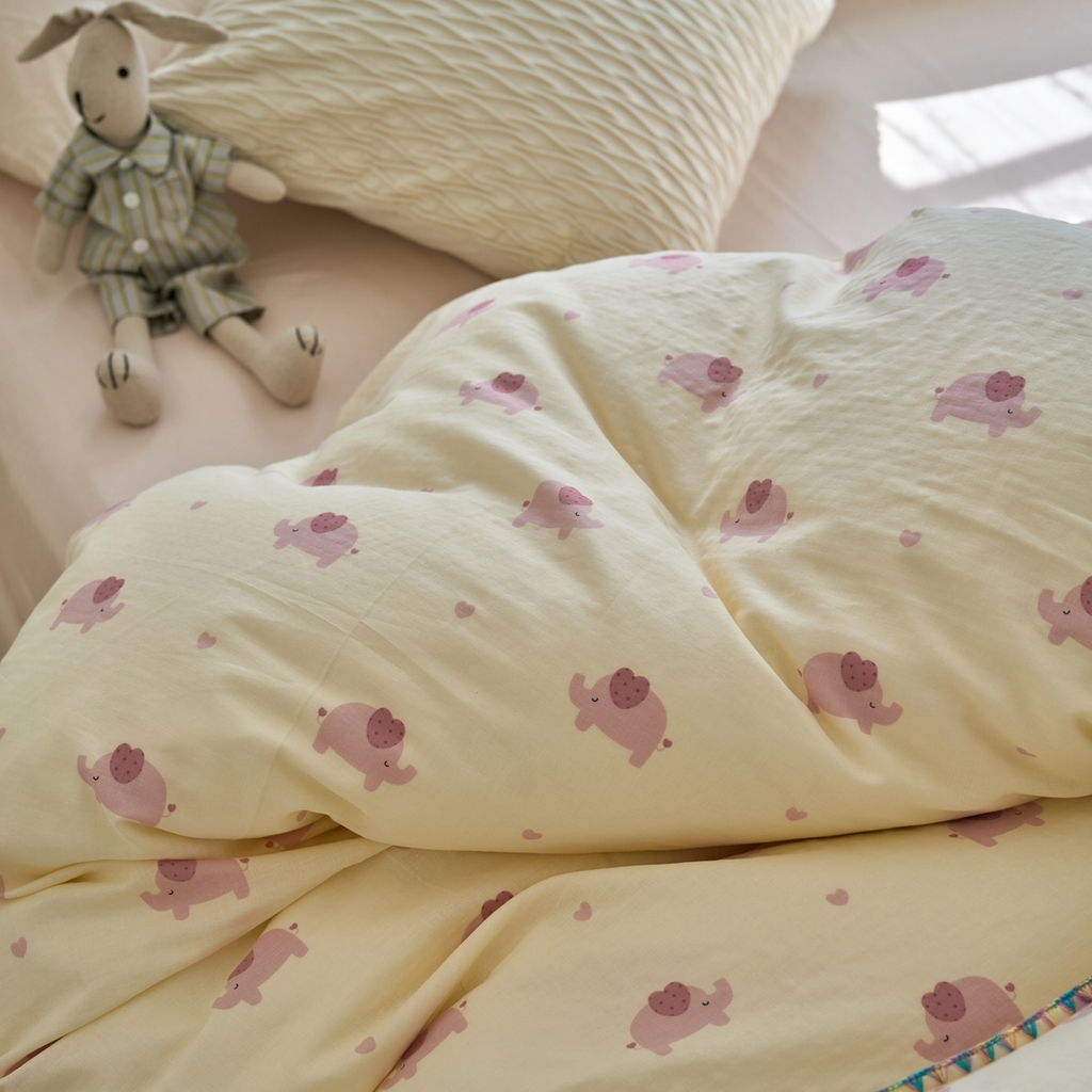 91家纺网 家纺一手货源 找家纺 洋铭区（原狠狠爱） 2025新款A类全棉双层纱四件套 粉嘟小象