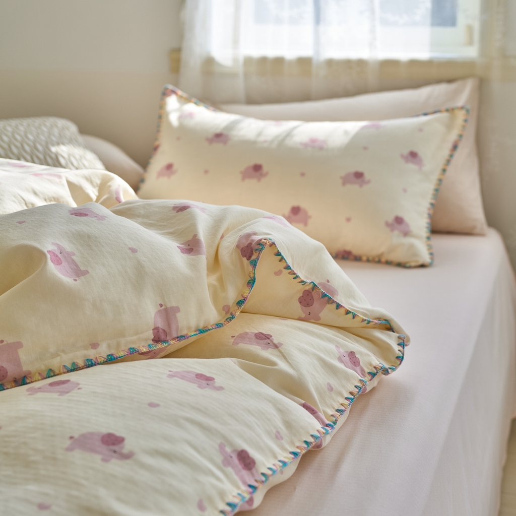 91家纺网 家纺一手货源 找家纺 洋铭区（原狠狠爱） 2025新款A类全棉双层纱四件套 粉嘟小象