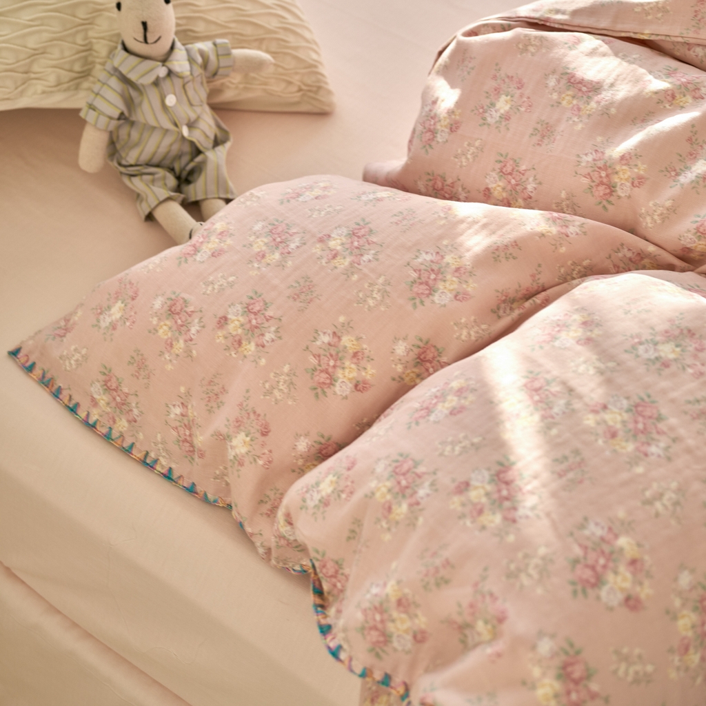 91家纺网 家纺一手货源 找家纺 洋铭区（原狠狠爱） 2025新款A类全棉双层纱四件套 粉花恋