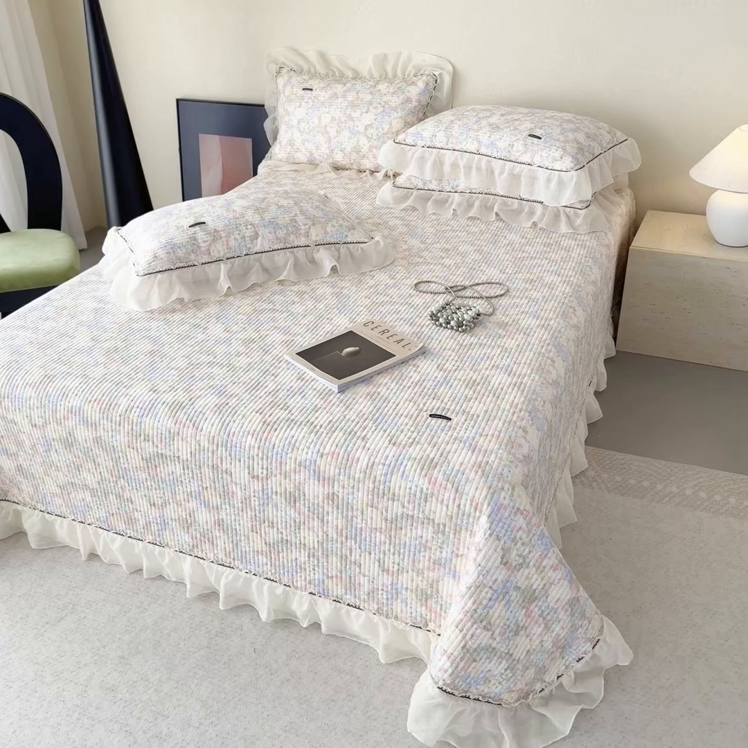 91家纺网 家纺一手货源 找家纺 蓝邻家纺 2025春夏新款全棉纯棉双层纱织带款床盖-场景二 床盖-暖阳绿意