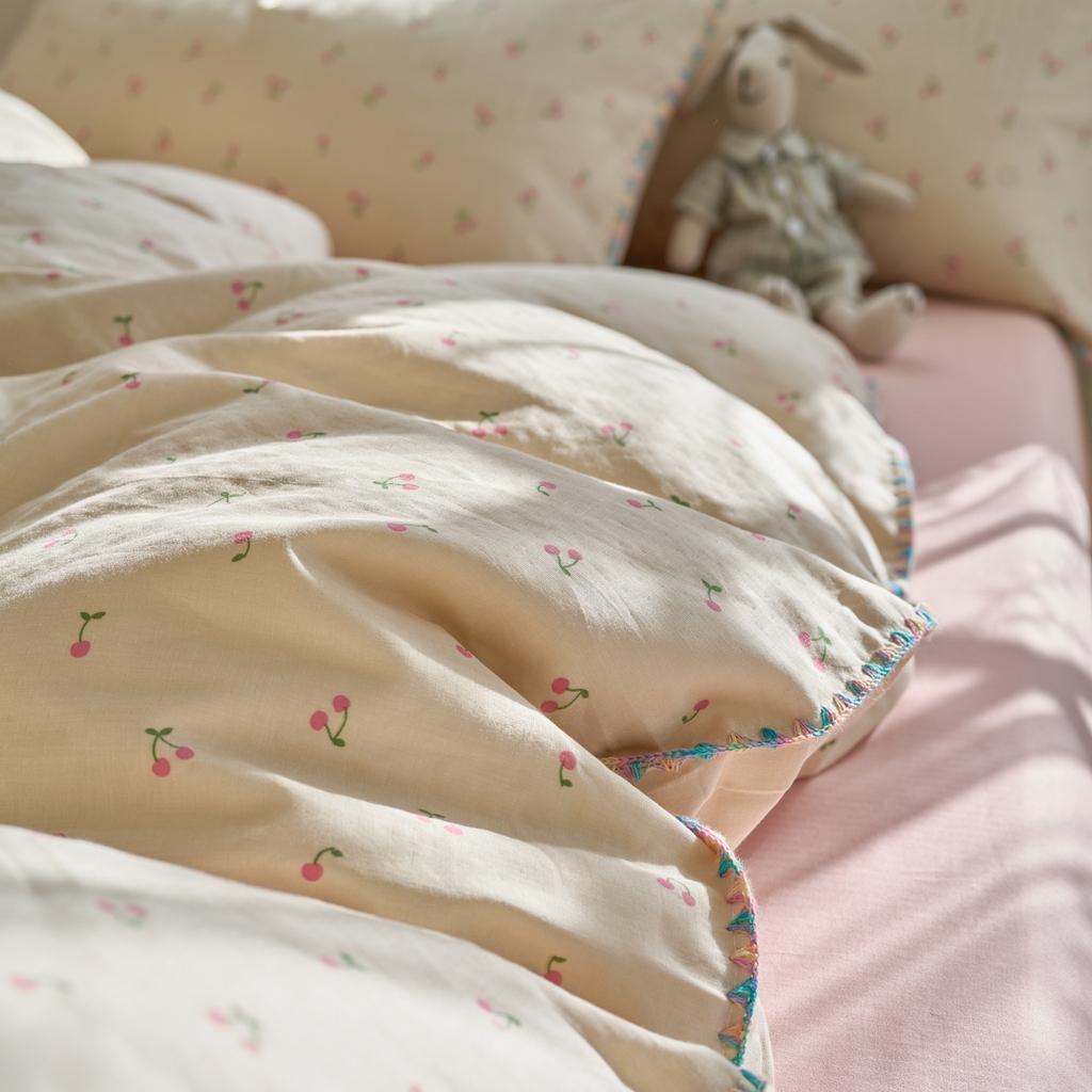 91家纺网 家纺一手货源 找家纺 洋铭区（原狠狠爱） 2025新款A类全棉双层纱四件套 豆豆樱桃