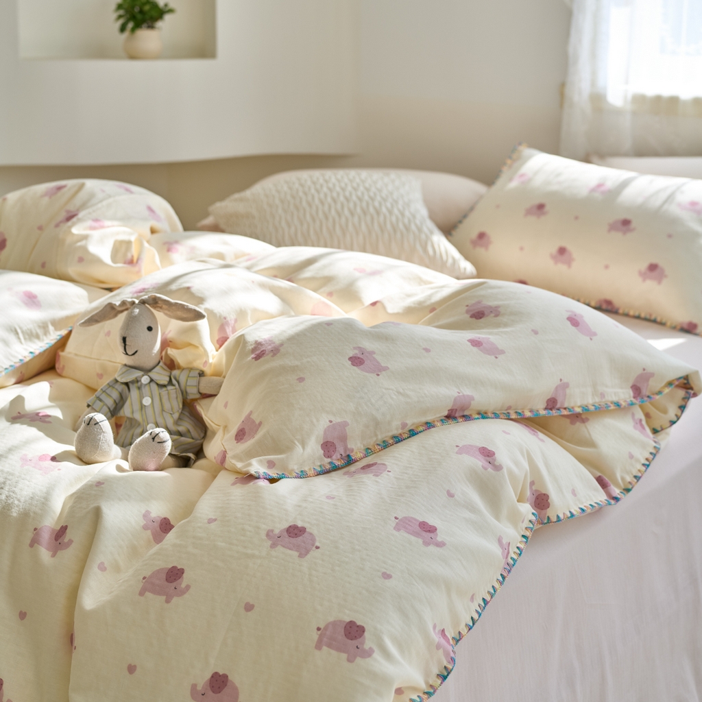 91家纺网 家纺一手货源 找家纺 洋铭区（原狠狠爱） 2025新款A类全棉双层纱四件套 粉嘟小象