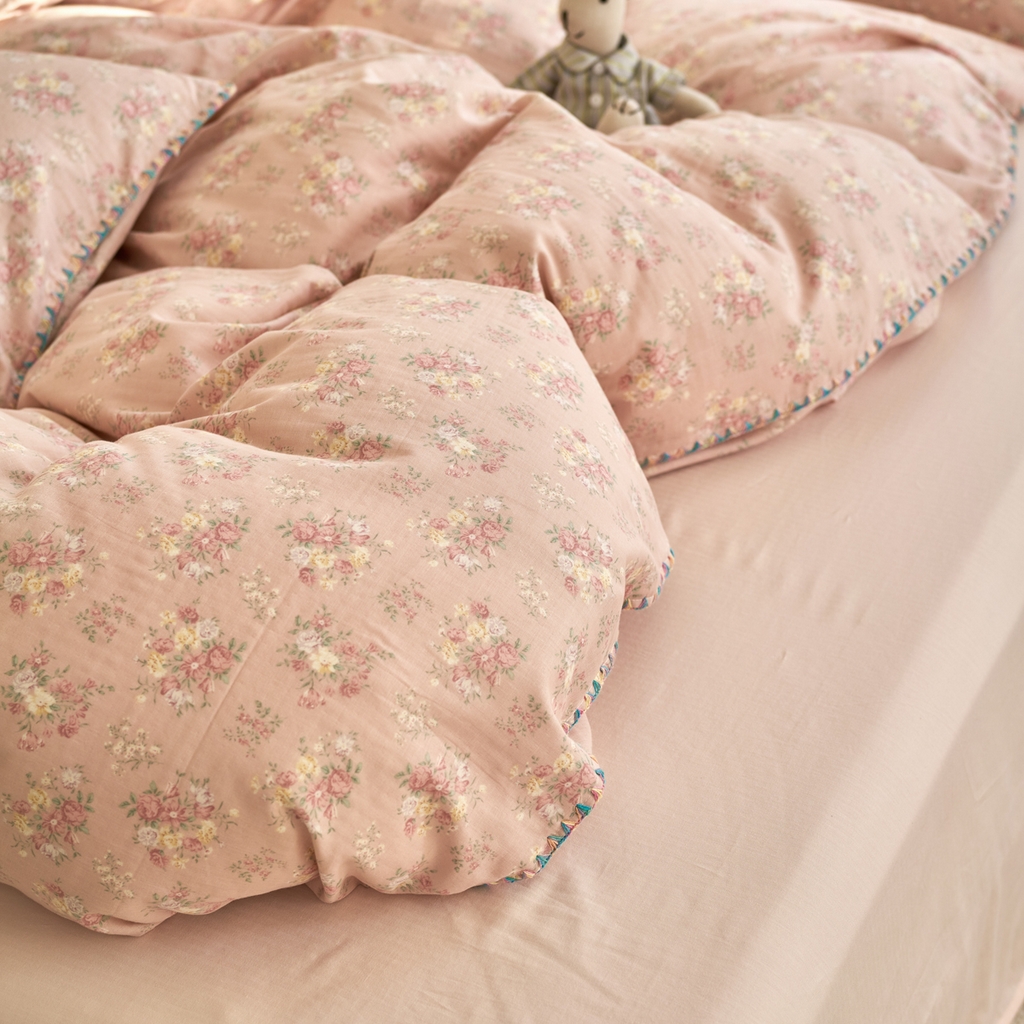 91家纺网 家纺一手货源 找家纺 洋铭区（原狠狠爱） 2025新款A类全棉双层纱四件套 粉花恋