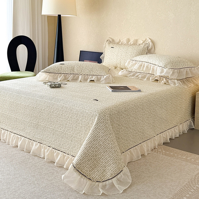 91家纺网 家纺一手货源 找家纺 蓝邻家纺 2025春夏新款全棉纯棉双层纱织带款床盖-场景二 床盖-蔷薇花露-绿