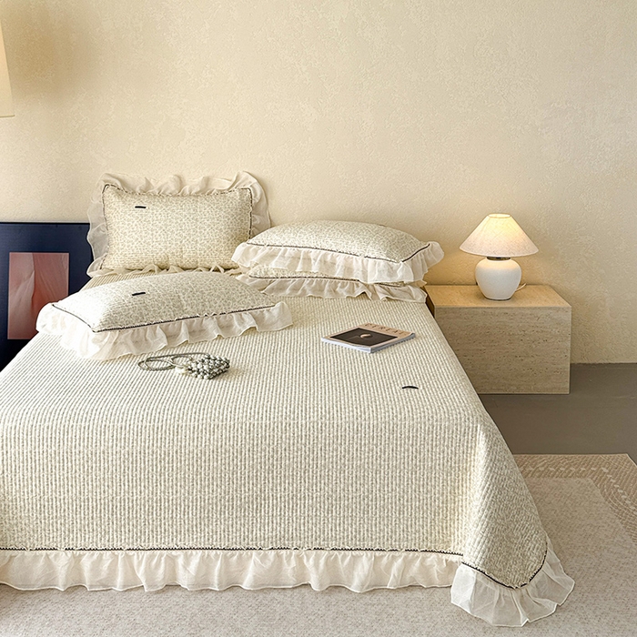 91家纺网 家纺一手货源 找家纺 蓝邻家纺 2025春夏新款全棉纯棉双层纱织带款床盖-场景二 床盖-蔷薇花露-绿