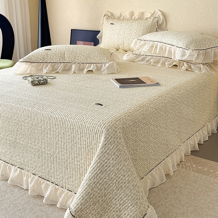 91家纺网 家纺一手货源 找家纺 蓝邻家纺 2025春夏新款全棉纯棉双层纱织带款床盖-场景二 床盖-蔷薇花露-绿