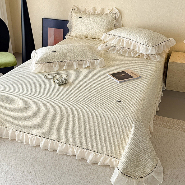 91家纺网 家纺一手货源 找家纺 蓝邻家纺 2025春夏新款全棉纯棉双层纱织带款床盖-场景二 床盖-蔷薇花露-绿