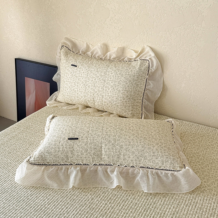 91家纺网 家纺一手货源 找家纺 蓝邻家纺 2025春夏新款全棉纯棉双层纱织带款床盖-场景二 床盖-蔷薇花露-绿