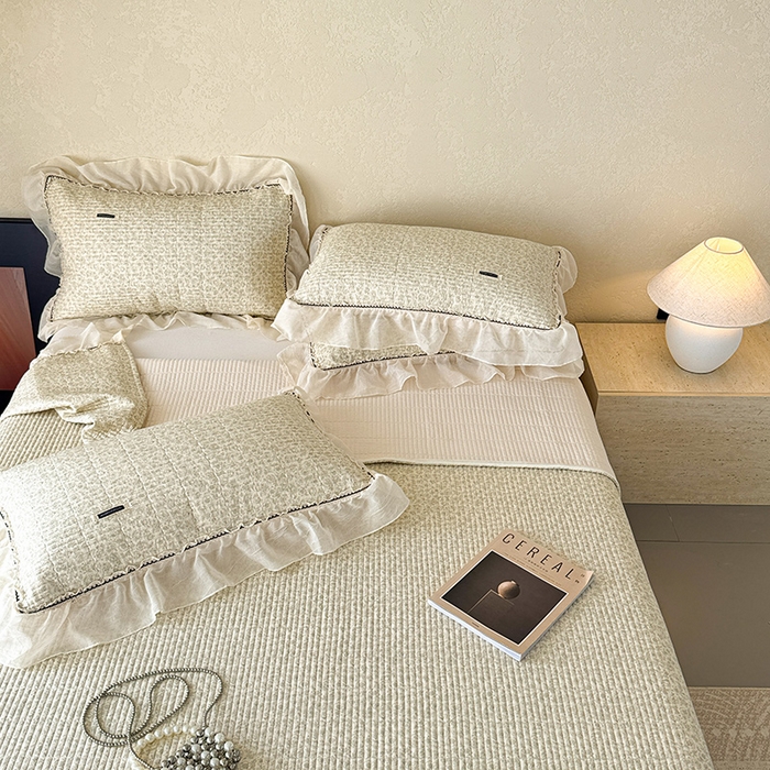 91家纺网 家纺一手货源 找家纺 蓝邻家纺 2025春夏新款全棉纯棉双层纱织带款床盖-场景二 床盖-蔷薇花露-绿