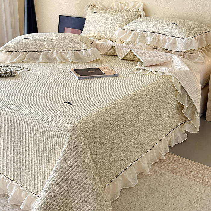 91家纺网 家纺一手货源 找家纺 蓝邻家纺 2025春夏新款全棉纯棉双层纱织带款床盖-场景二 床盖-蔷薇花露-绿