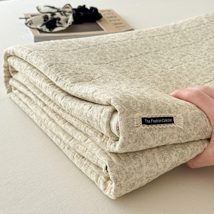 91家纺网 家纺一手货源 找家纺 蓝邻家纺 2025春夏新款全棉纯棉双层纱织带款床盖-场景二 床盖-蔷薇花露-绿