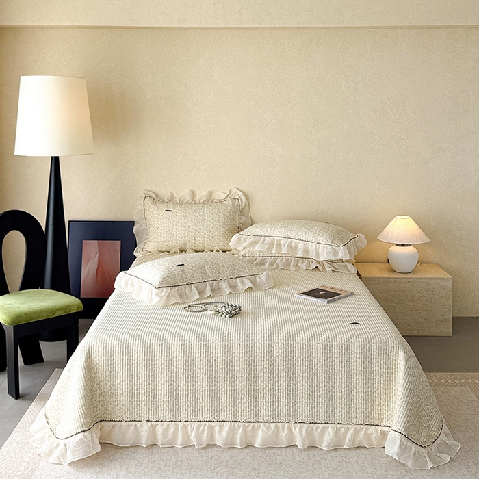 91家纺网 家纺一手货源 找家纺 蓝邻家纺 2025春夏新款全棉纯棉双层纱织带款床盖-场景二 床盖-蔷薇花露-绿