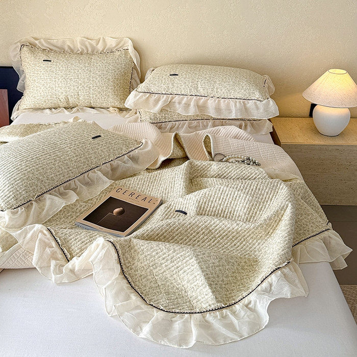 91家纺网 家纺一手货源 找家纺 蓝邻家纺 2025春夏新款全棉纯棉双层纱织带款床盖-场景二 床盖-蔷薇花露-绿