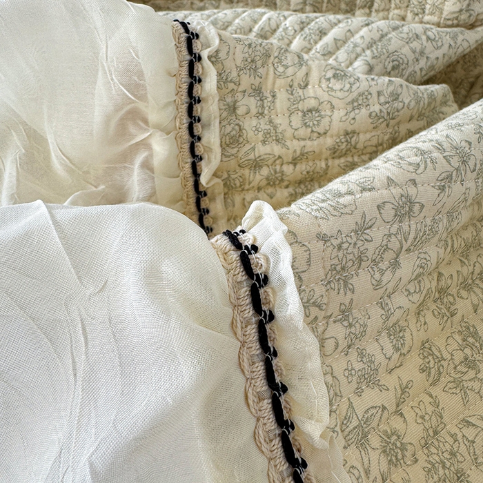 91家纺网 家纺一手货源 找家纺 蓝邻家纺 2025春夏新款全棉纯棉双层纱织带款床盖-场景二 床盖-蔷薇花露-绿