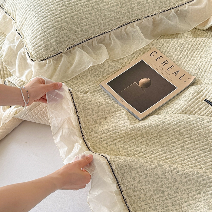 91家纺网 家纺一手货源 找家纺 蓝邻家纺 2025春夏新款全棉纯棉双层纱织带款床盖-场景二 床盖-蔷薇花露-绿